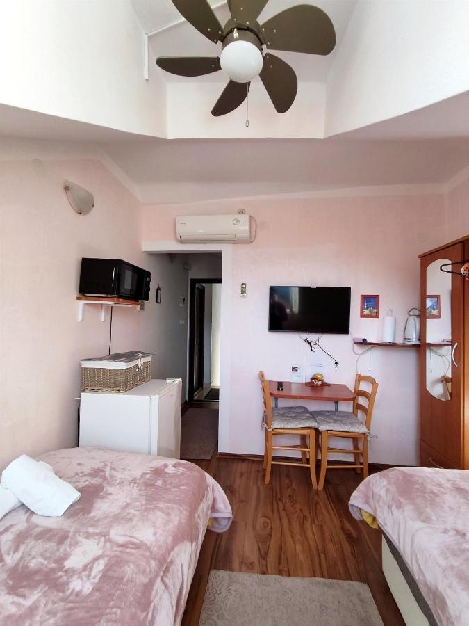 House Ina Ston Hotel Bagian luar foto