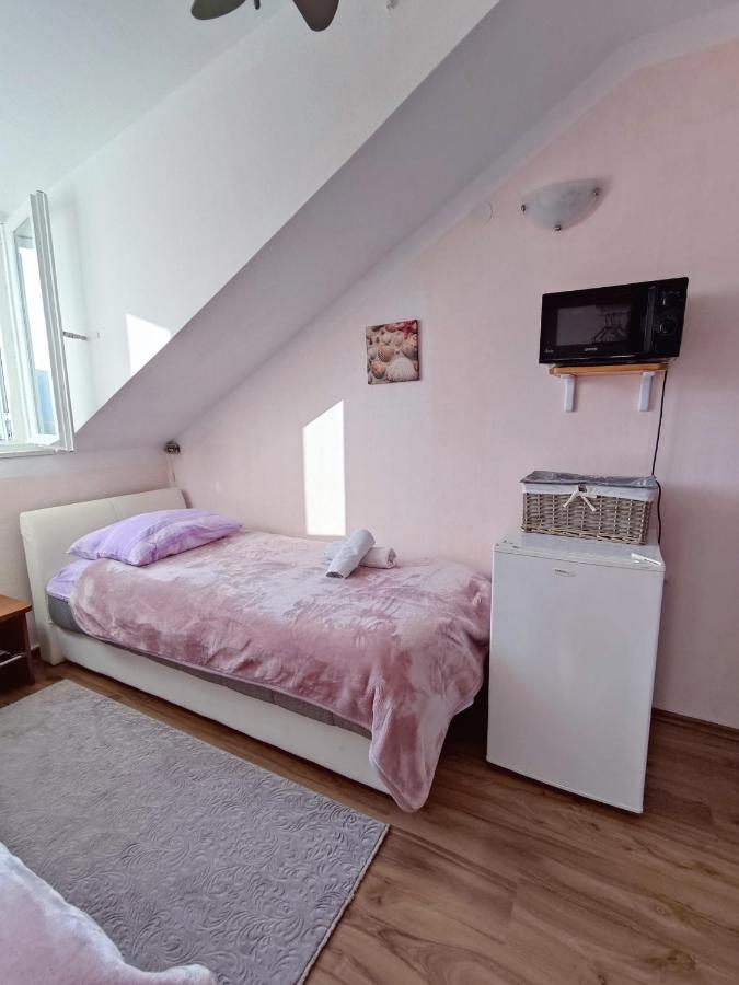 House Ina Ston Hotel Bagian luar foto