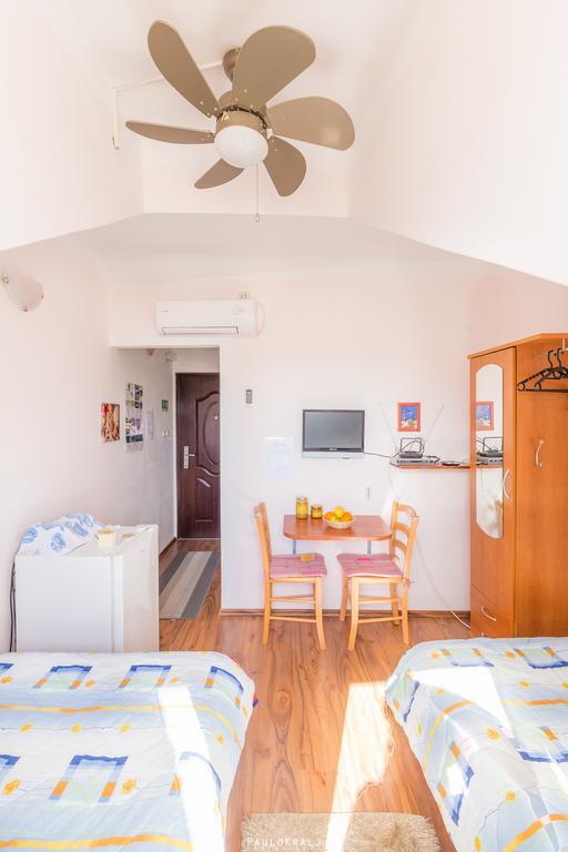 House Ina Ston Hotel Bagian luar foto