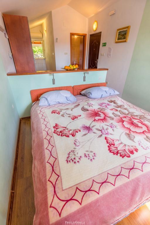 House Ina Ston Hotel Bagian luar foto