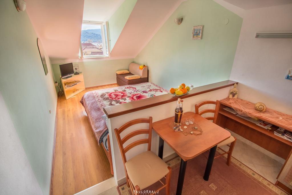 House Ina Ston Hotel Bagian luar foto